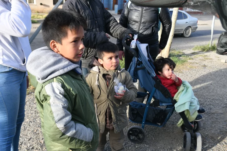 familia-de-rio-gallegos-regala-huevos-de-pascua-2024-3-728x485 familia-de-rio-gallegos-regala-huevos-de-pascua-2024-3-728x485