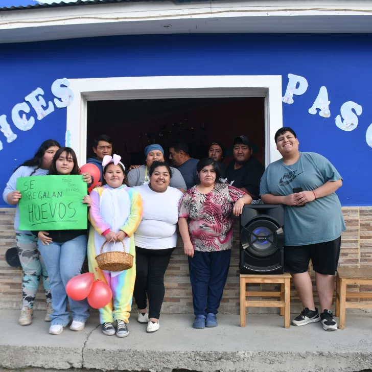 Una familia regala huevos de Pascua para los vecinos que no pudieron comprarlos Una familia regala huevos de Pascua para los vecinos que no pudieron comprarlos