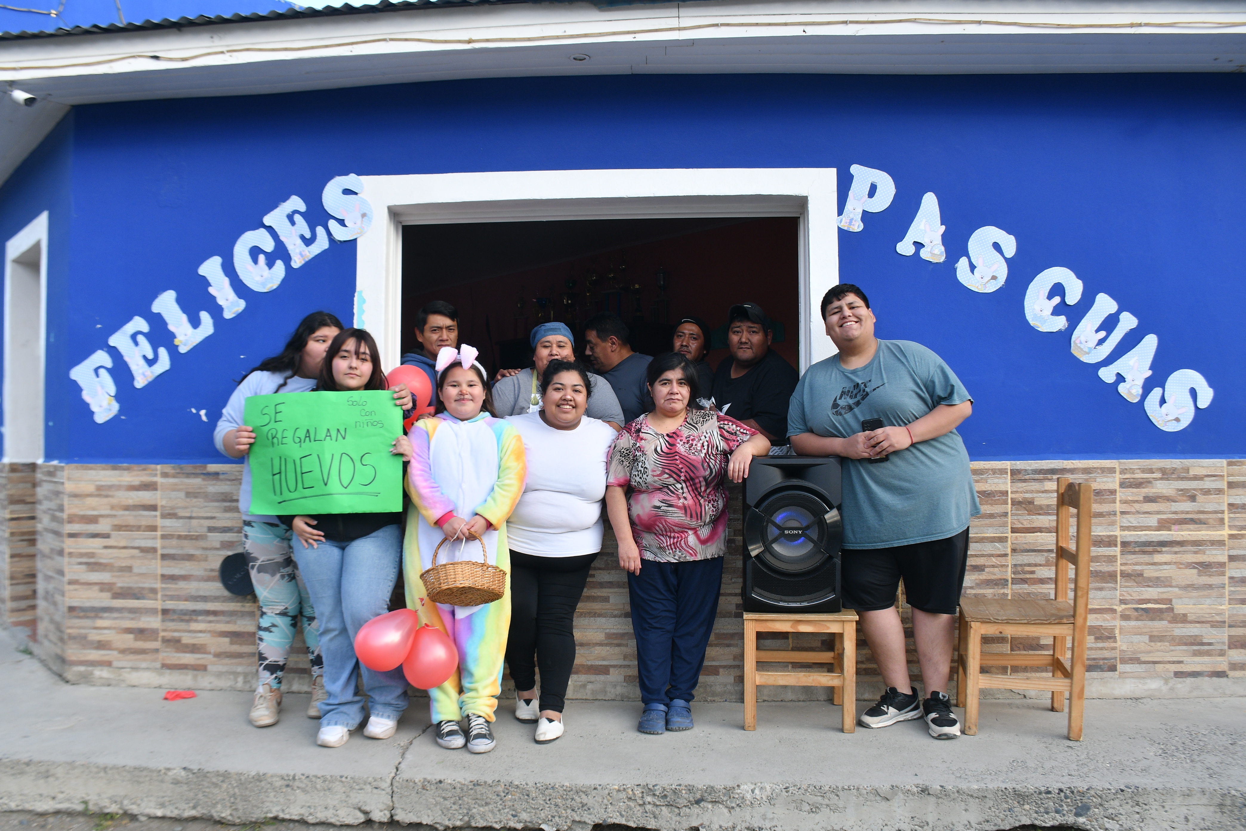 Una familia regala huevos de Pascua para los vecinos que no pudieron comprarlos Una familia regala huevos de Pascua para los vecinos que no pudieron comprarlos