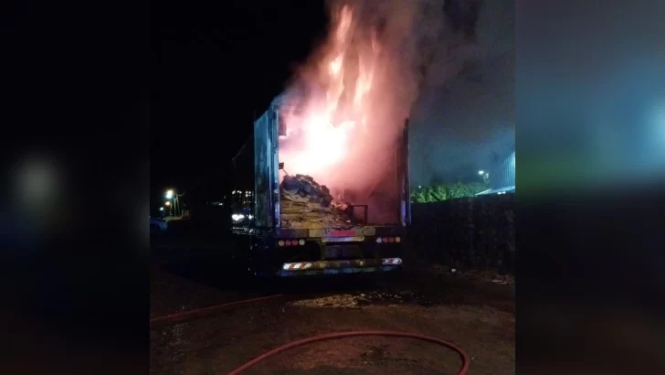 Se incendió un camión cargado de papel higiénico en El Calafate: un hospitalizado por inhalación de monóxido