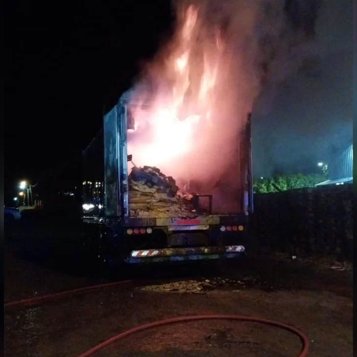 Se incendió un camión cargado de papel higiénico en El Calafate: un hospitalizado por inhalación de monóxido