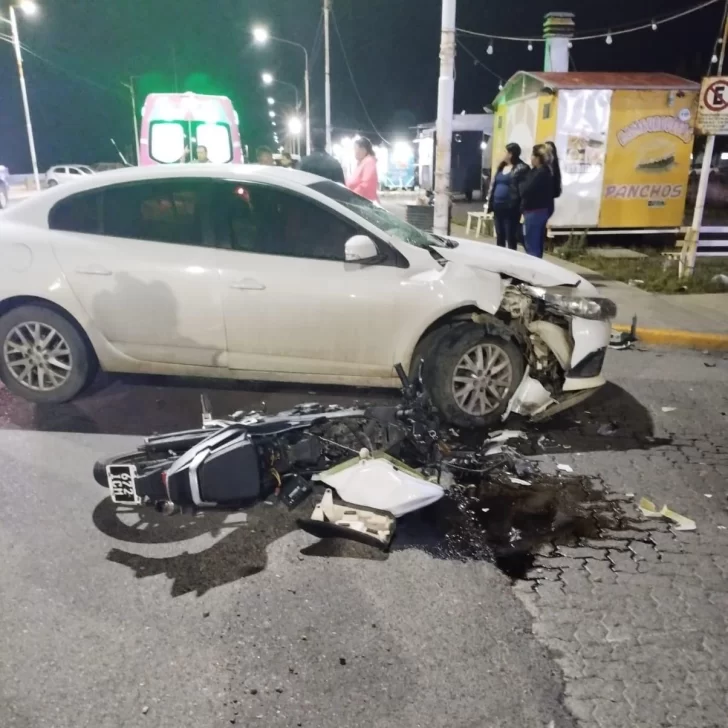 Fuerte choque entre una moto y un auto en la costanera de Río Gallegos: una persona con heridas graves