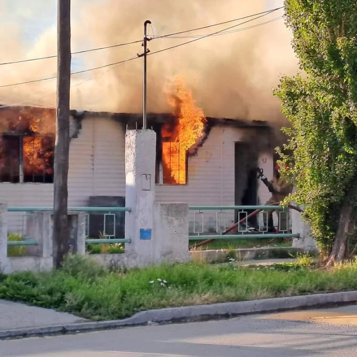 Se incendió una vivienda en barrio YPF de Río Gallegos: los vecinos aseguran que fue intencional 