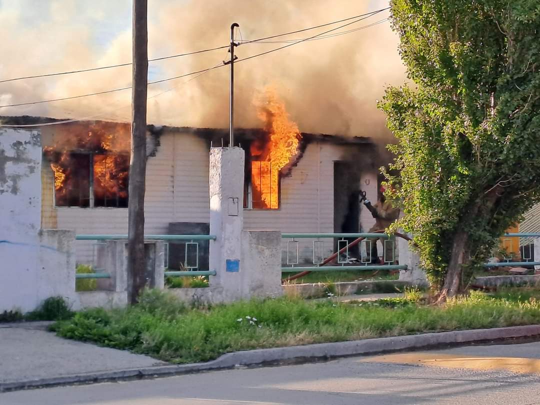 Se incendió una vivienda en barrio YPF de Río Gallegos: los vecinos aseguran que fue intencional 