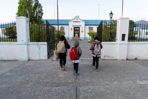 La matrícula escolar en Santa Cruz caería 35% hacia 2030, en línea con el desplome de la natalidad