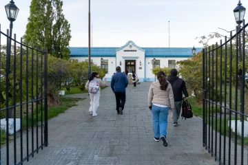 Provincia niega un “congelamiento salarial” y busca abrir el diálogo, pero ADOSAC mantiene el reclamo Provincia niega un “congelamiento salarial” y busca abrir el diálogo, pero ADOSAC mantiene el reclamo