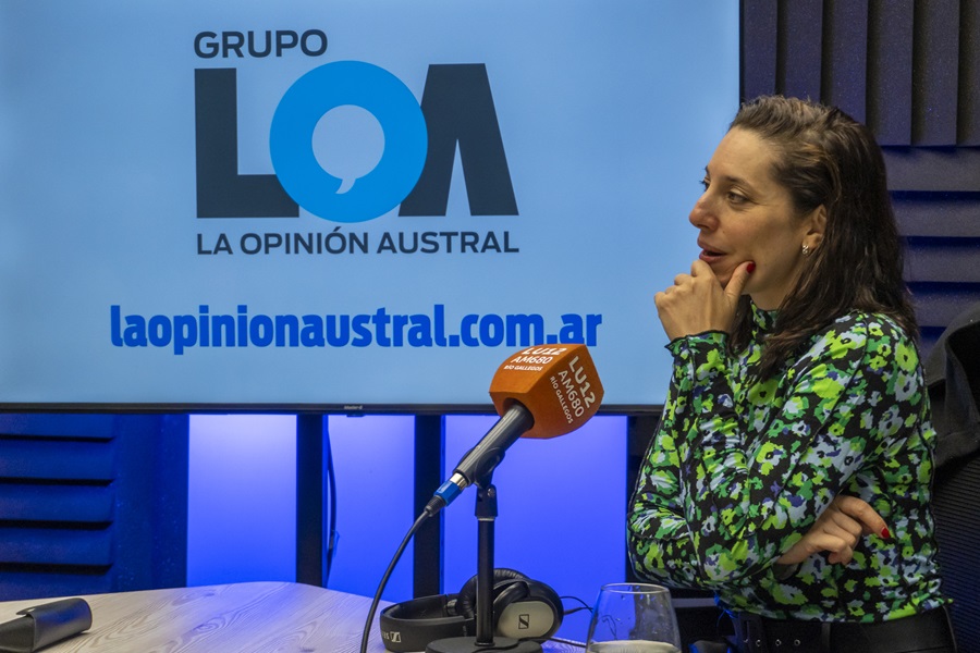La periodista Lucía Salinas presenta el documental y libro “Fronteras” en Río Gallegos La periodista Lucía Salinas presenta el documental y libro “Fronteras” en Río Gallegos