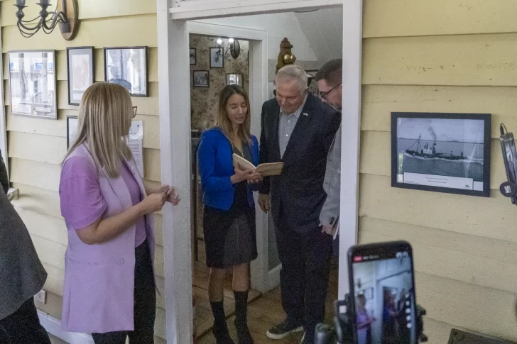 marc-stanley-embajador-en-rio-gallegos-museo-de-los-pioneros-y-guatemala-2-728x485