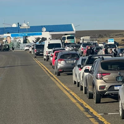 Larga cola en la frontera entre Río Gallegos y Punta Arenas: por los altos precios, argentinos vuelven a las compras en Chile