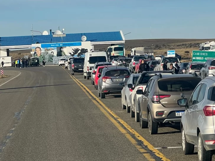 Larga cola en la frontera entre Río Gallegos y Punta Arenas: por los altos precios, argentinos vuelven a las compras en Chile