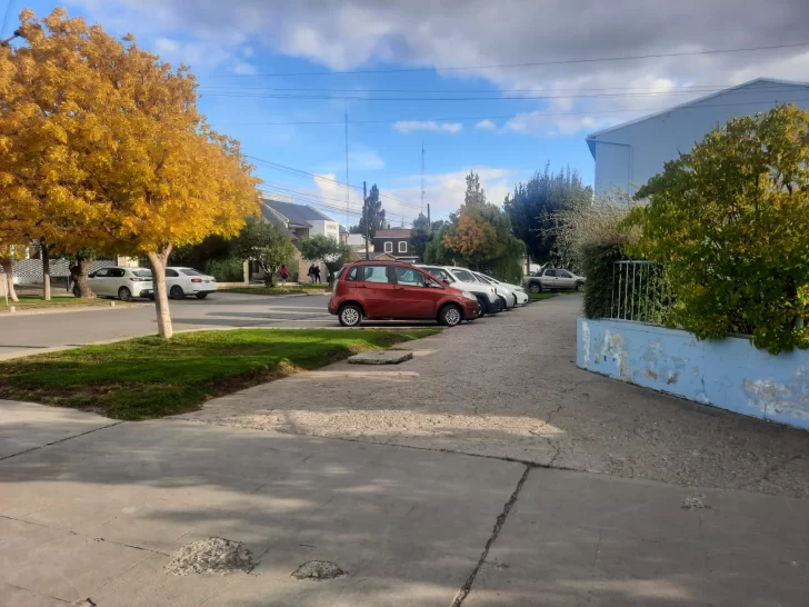 Polémica por las dársenas de estacionamiento sobre las veredas de Río Gallegos: son públicas