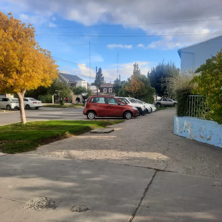Polémica por las dársenas de estacionamiento sobre las veredas de Río Gallegos: son públicas