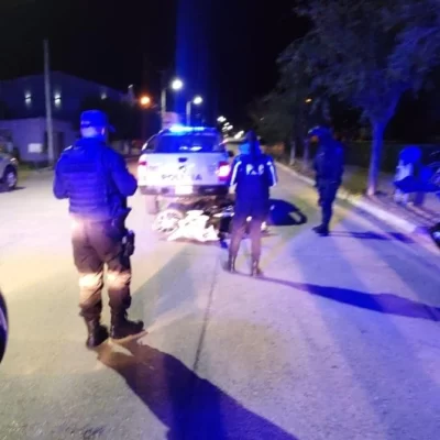 Lo detuvieron por correr picadas en su moto, intentó huir y embistió a un policía en Puerto Deseado