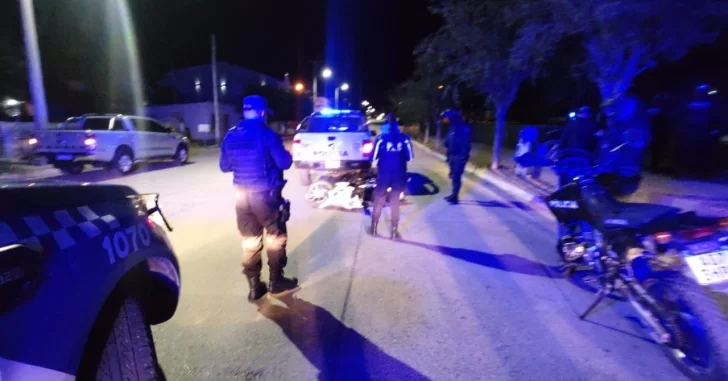 Lo detuvieron por correr picadas en su moto, intentó huir y embistió a un policía en Puerto Deseado