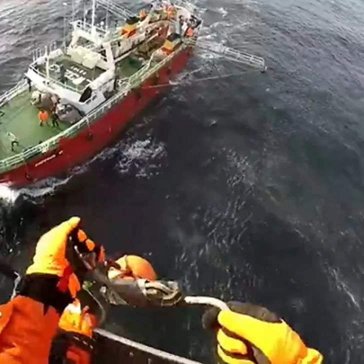 Impactante operativo de rescate en el mar: Prefectura evacuó de urgencia a un tripulante enfermo