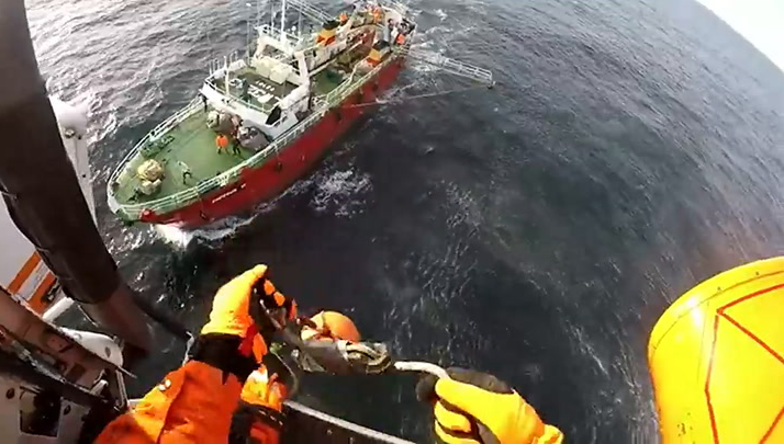Impactante operativo de rescate en el mar: Prefectura evacuó de urgencia a un tripulante enfermo