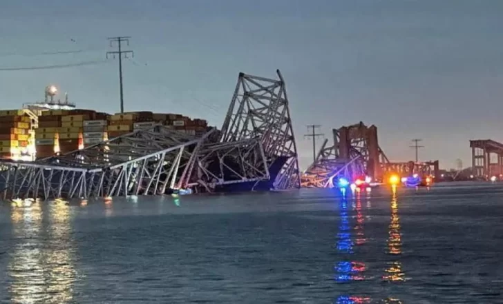 Impresionante: un barco hizo colapsar un puente y cayeron decenas de autos al agua