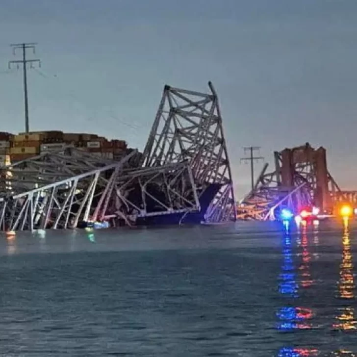 Impresionante: un barco hizo colapsar un puente y cayeron decenas de autos al agua