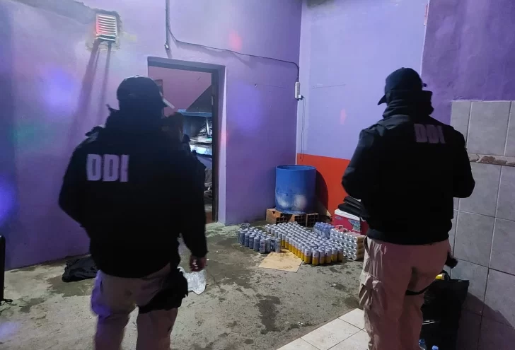Estaban haciendo una fiesta sin habilitación y la Policía irrumpió: secuestraron más de 100 latas de cerveza