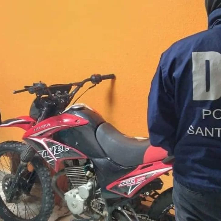 Circulaba a bordo de una moto robada por la costanera y se la secuestraron