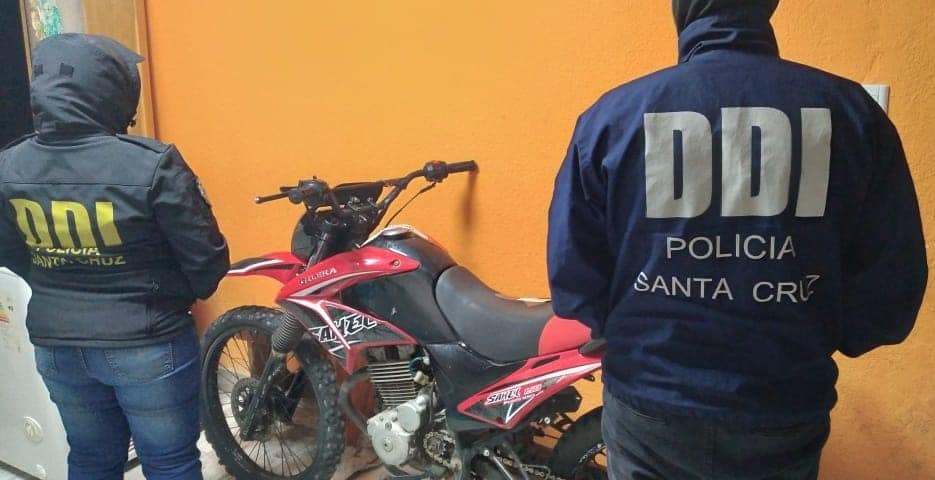 Circulaba a bordo de una moto robada por la costanera y se la secuestraron