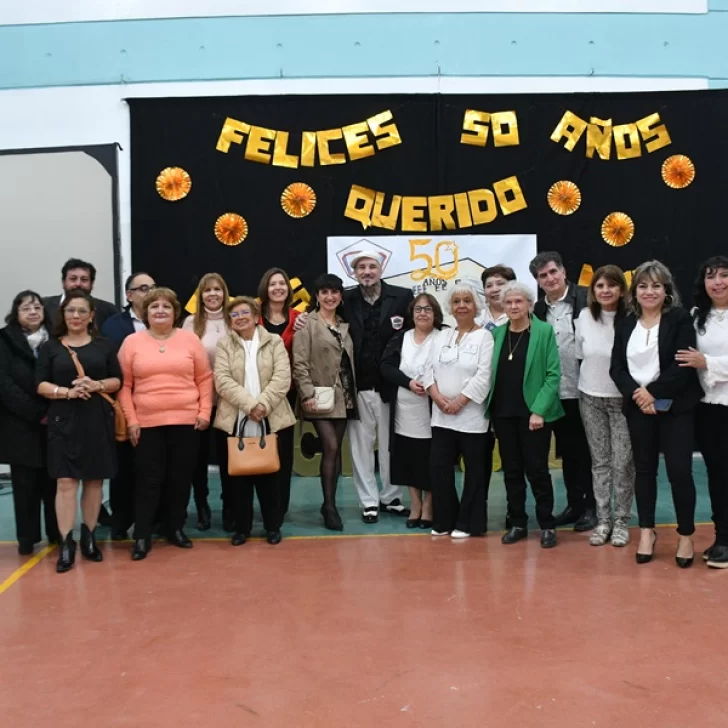 Reencuentros y emociones en las Bodas de Oro del Secundario N° 10