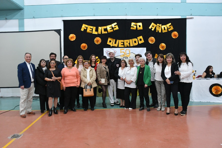 Reencuentros y emociones en las Bodas de Oro del Secundario N° 10