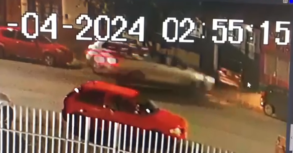 VIDEO. Conducía a alta velocidad, intentó estacionar y chocó a dos autos