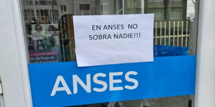 Reclamo de estatales nacionales por los despidos en varios organismos