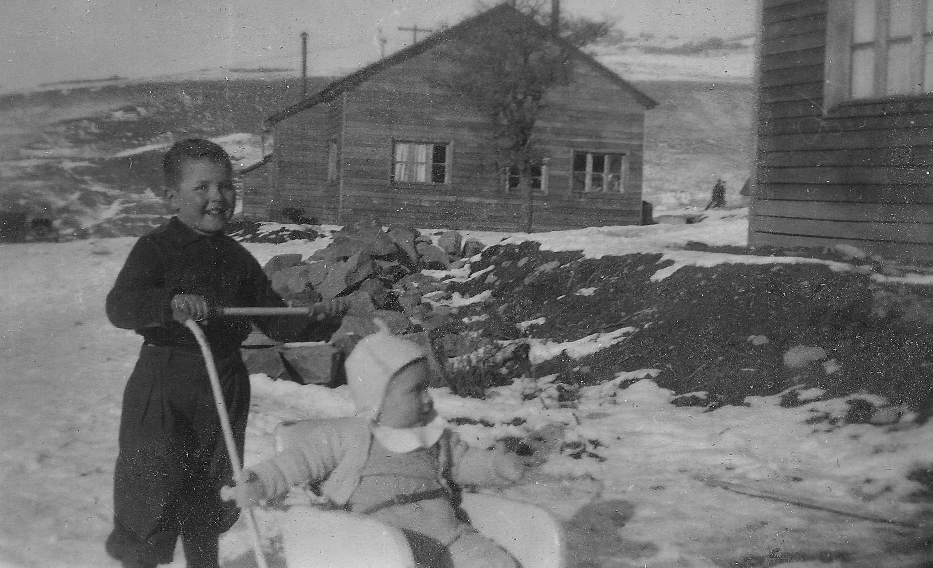 Una foto en Río Turbio y la historia de tres hombres unidos por la aviación en la Patagonia Una foto en Río Turbio y la historia de tres hombres unidos por la aviación en la Patagonia