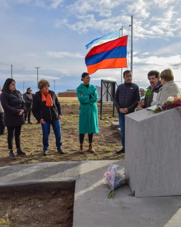 A 109 años del genocidio armenio, inauguraron plaza y monolito en Río Gallegos