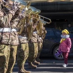 La historia detrás de la foto: Jazmín, la niña con TEA que quedó fascinada con la Banda Militar