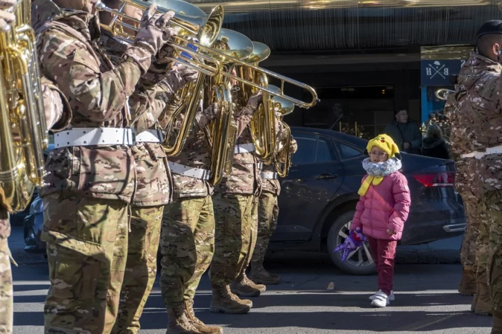 La historia detrás de la foto: Jazmín, la niña con TEA que quedó fascinada con la Banda Militar
