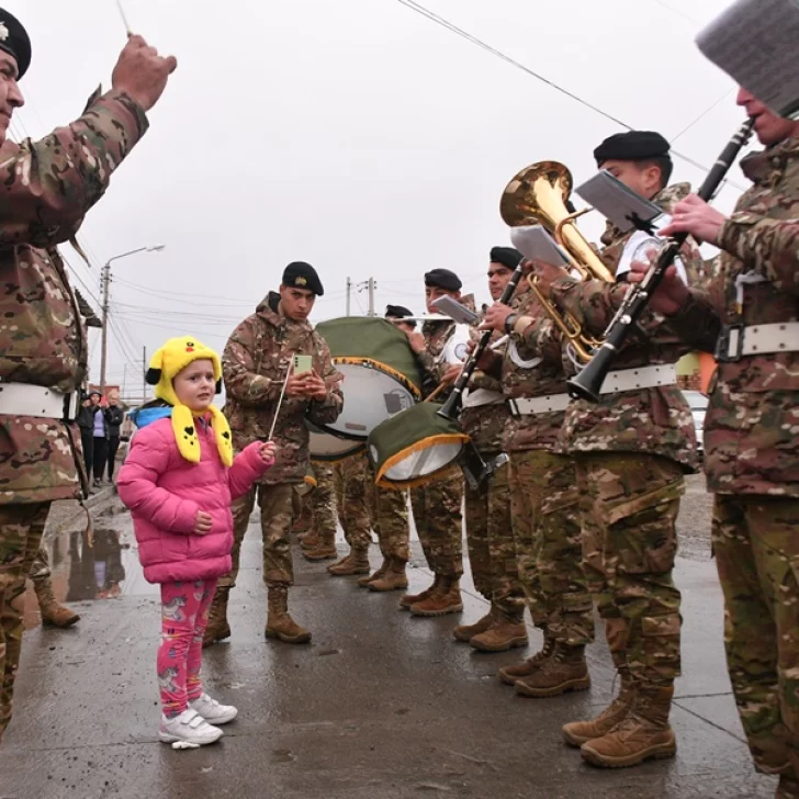 Con batuta en mano y al ritmo de “La Morocha”, Jazmín la nena con TEA, “dirigió” a la banda militar