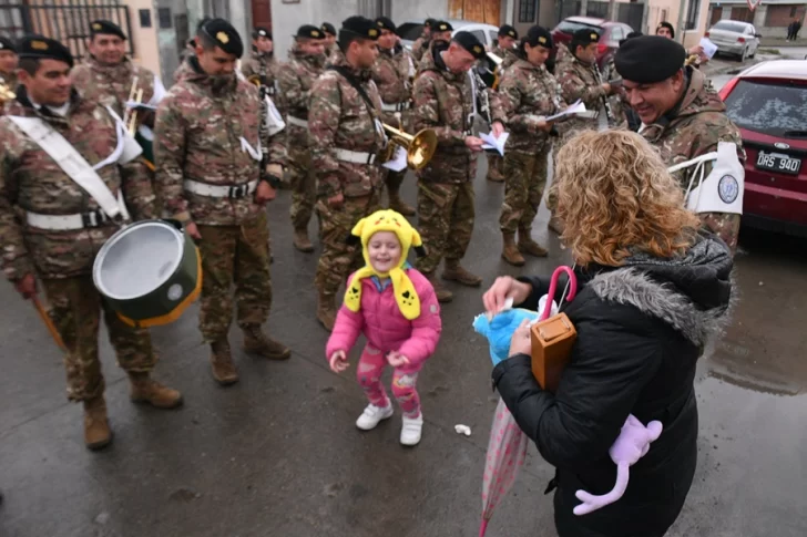 Un concierto sorpresa que hizo que Jazmín, la niña con TEA fascinada con la Banda Militar, bailara bajo la lluvia
