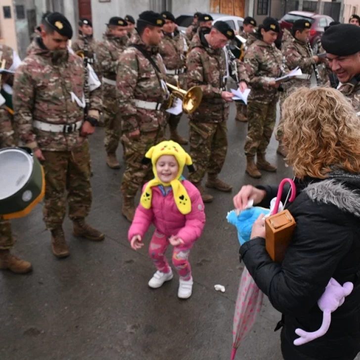 Un concierto sorpresa que hizo que Jazmín, la niña con TEA fascinada con la Banda Militar, bailara bajo la lluvia
