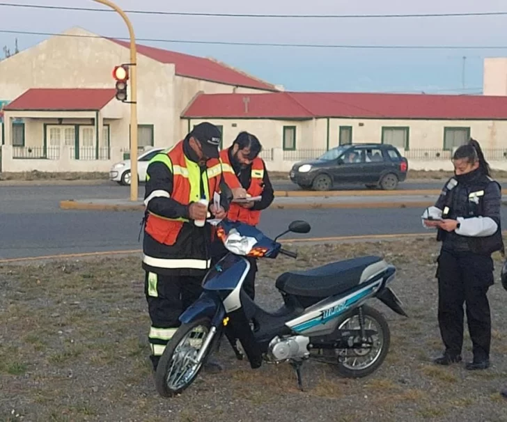 Secuestraron dos motos sin papeles y conducidas por menores en un control de tránsito en Río Gallegos