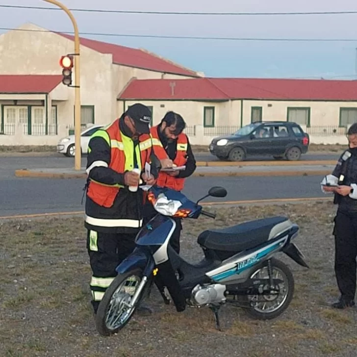 Secuestraron dos motos sin papeles y conducidas por menores en un control de tránsito en Río Gallegos Secuestraron dos motos sin papeles y conducidas por menores en un control de tránsito en Río Gallegos