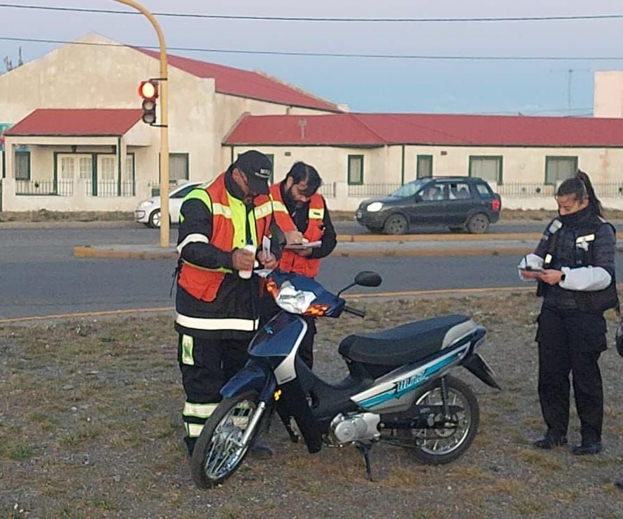 Secuestraron dos motos sin papeles y conducidas por menores en un control de tránsito en Río Gallegos Secuestraron dos motos sin papeles y conducidas por menores en un control de tránsito en Río Gallegos