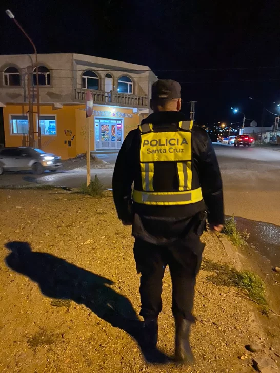 Demoraron a un hombre tras apoderarse de mercadería de la heladera de un local comercial