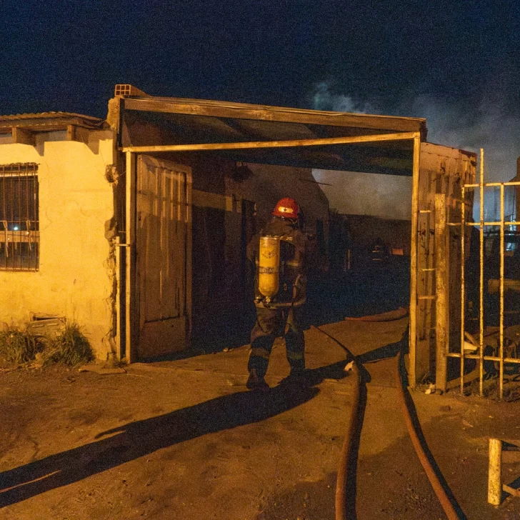 Incendio en un taller mecánico del barrio San Benito