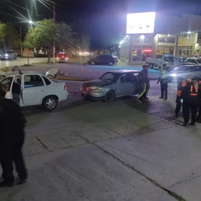 Un conductor en estado de ebriedad chocó a un taxista y le secuestraron el auto