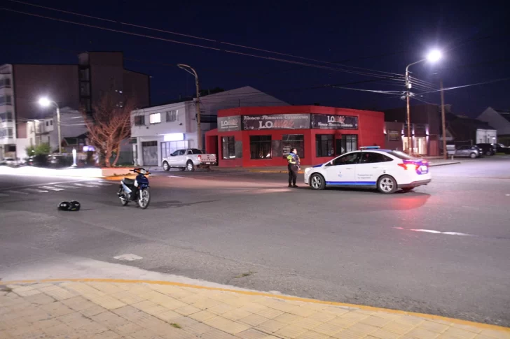 Choque entre una moto y una camioneta en Río Gallegos