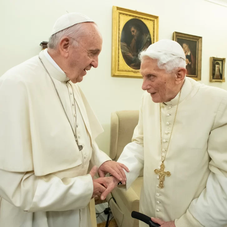 Francisco reveló la posición de Benedicto XVI ante la apertura de la Iglesia a las parejas LGBT