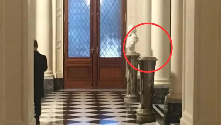 Desplazaron el busto de Néstor Kirchner en Casa Rosada para poner el de Menem