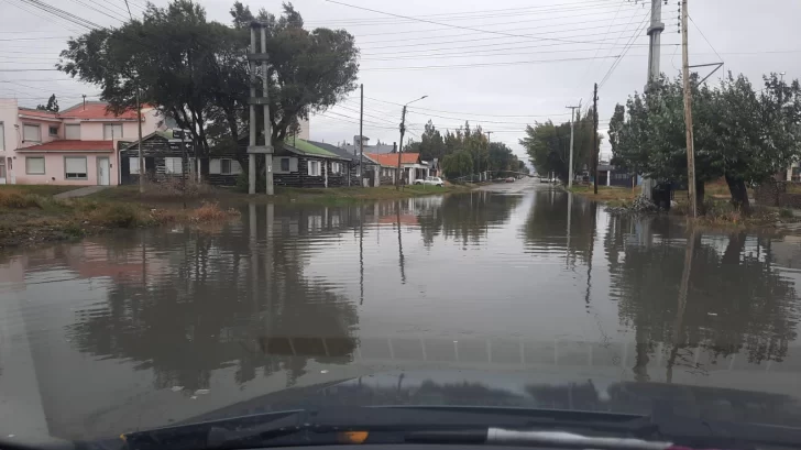 Debido a las intensas lluvias, el Municipio de Río Gallegos evacuó a una familia