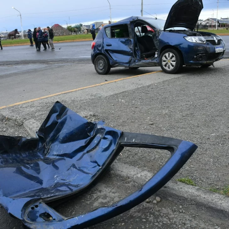 Violento choque en Autovía 17 de Octubre: una mujer debió ser rescatada por Bomberos