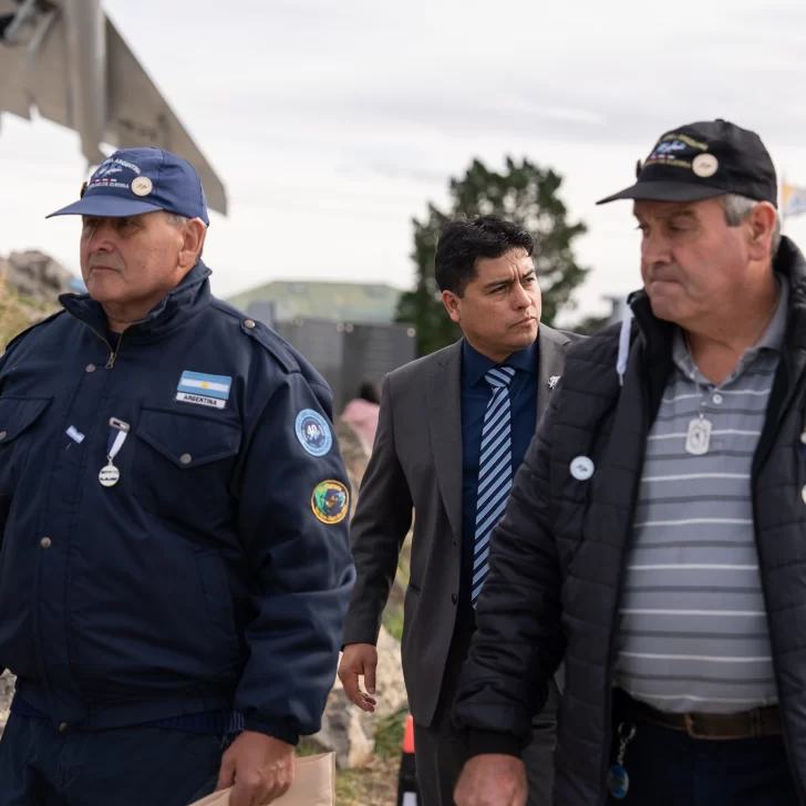 Claudio Vidal encabezó el acto por los 42 años de la gesta de Malvinas en Puerto San Julián