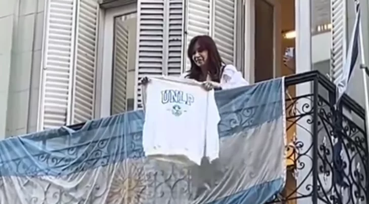 Cristina Kirchner apoyó la marcha universitaria con un buzo de la UNLP
