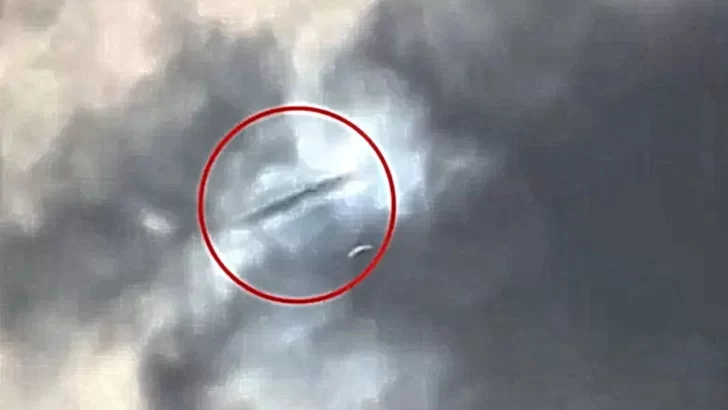 ¿Un OVNI? Apareció un misterioso objeto en el cielo durante el eclipse solar